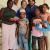 Donna di 27 anni con i suoi 4 figli